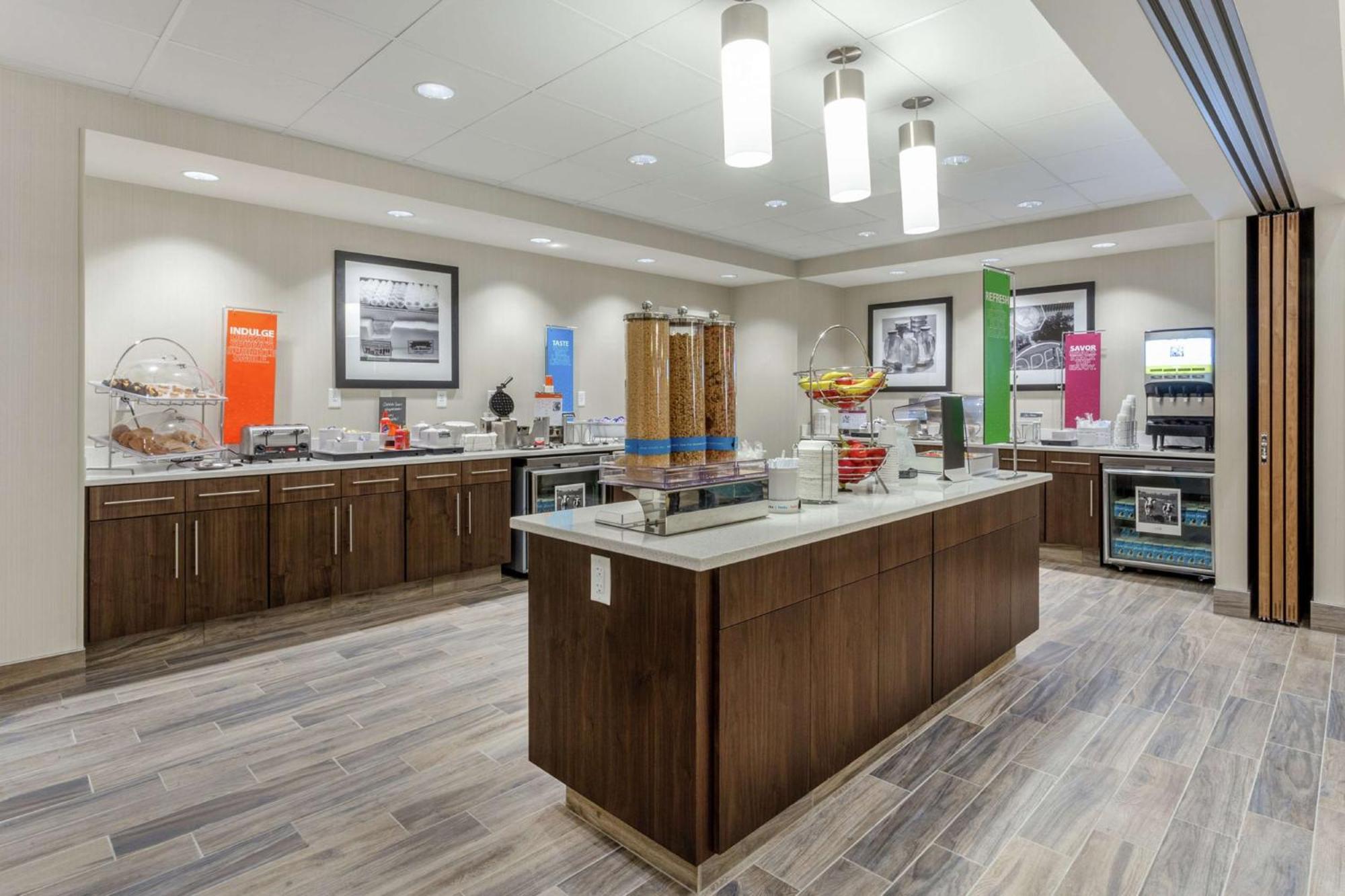 Hampton Inn & Suites Берлингтон Экстерьер фото